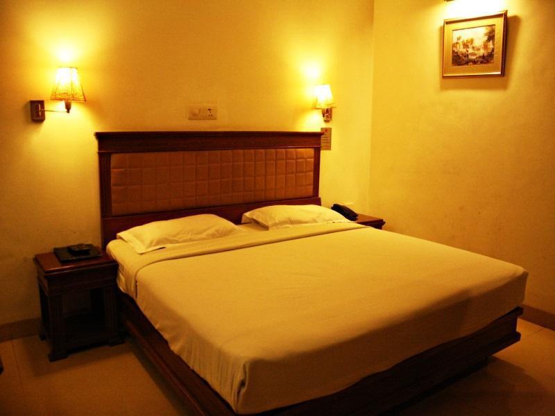 Hotel Pooja Palace Neu-Delhi Exterior foto