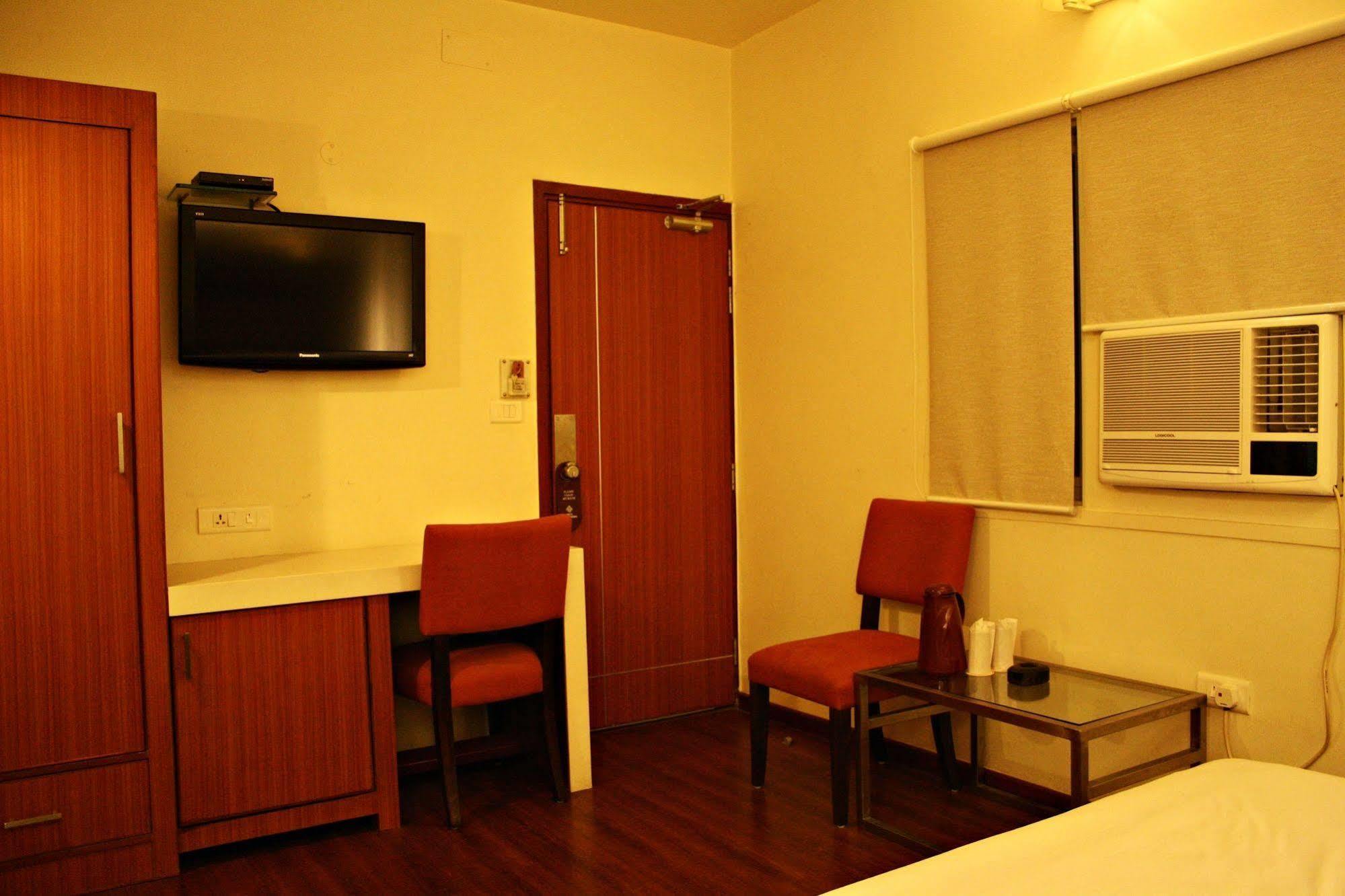 Hotel Pooja Palace Neu-Delhi Exterior foto