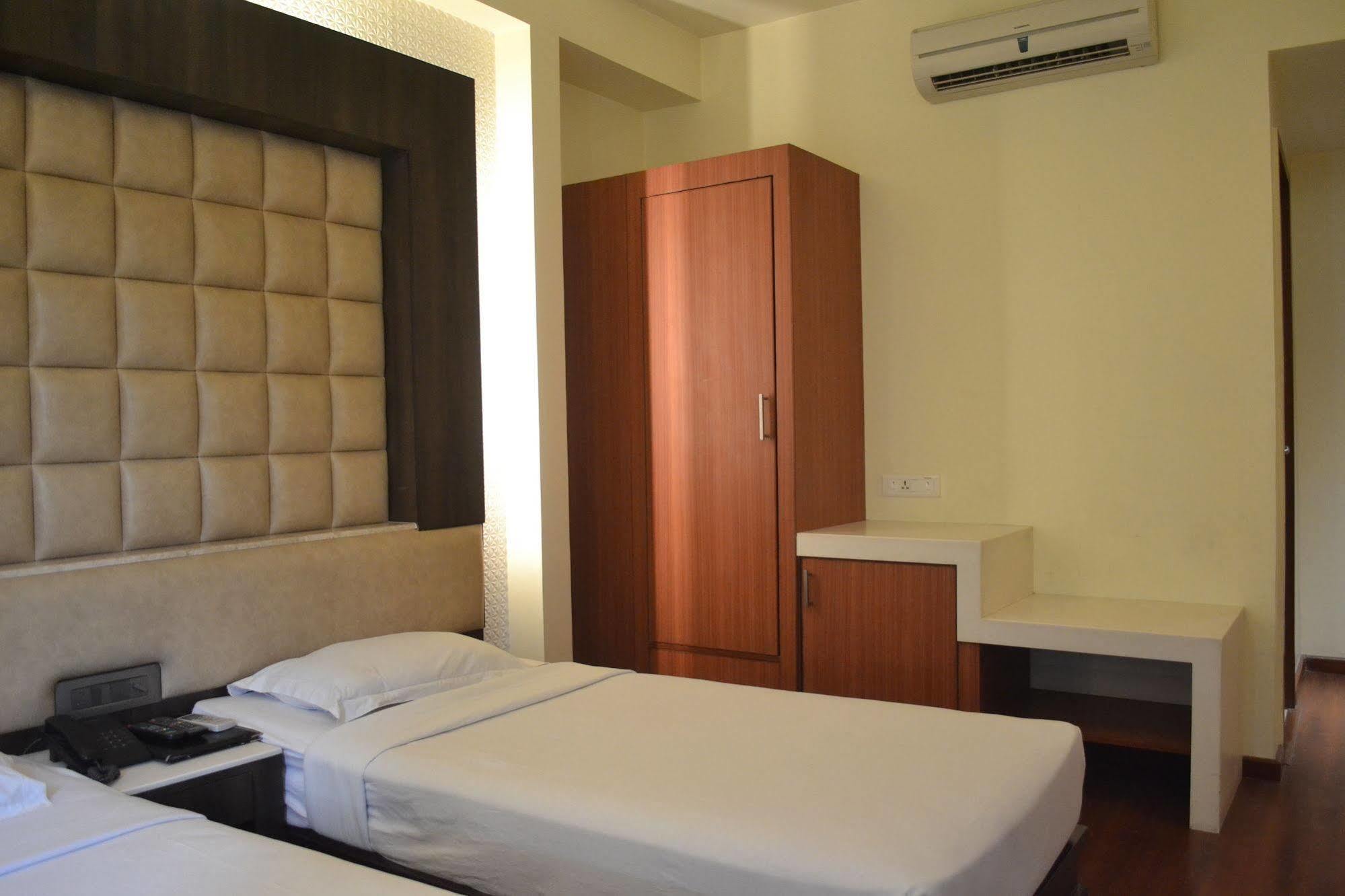 Hotel Pooja Palace Neu-Delhi Exterior foto